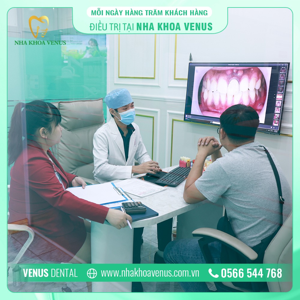 Hình ảnh khách hàng đến thăm khám và điều trị nha chu tại Nha khoa Venus chi nhanh Long Thành, Đồng Nai