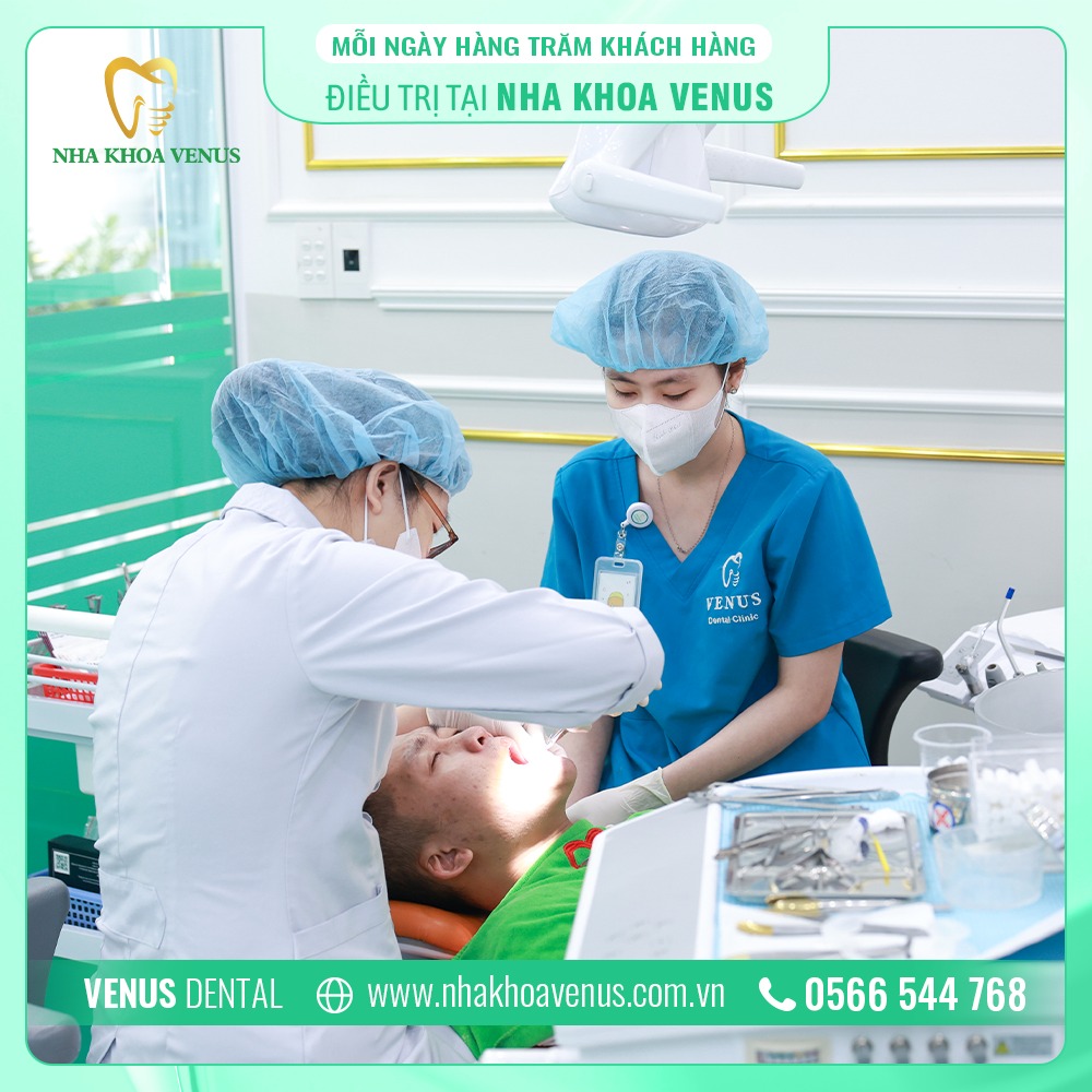 Nha sĩ tại Nha Khoa Venus đang tiến hành phẫu thuật lật vạt và ghép xương cho người bị viêm nha chu