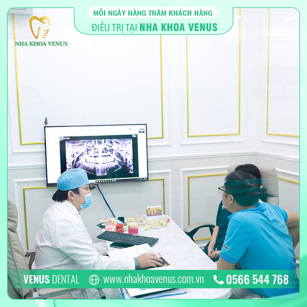 Bước 1: Thăm khám và tư vấn điều trị tụt nướu răng