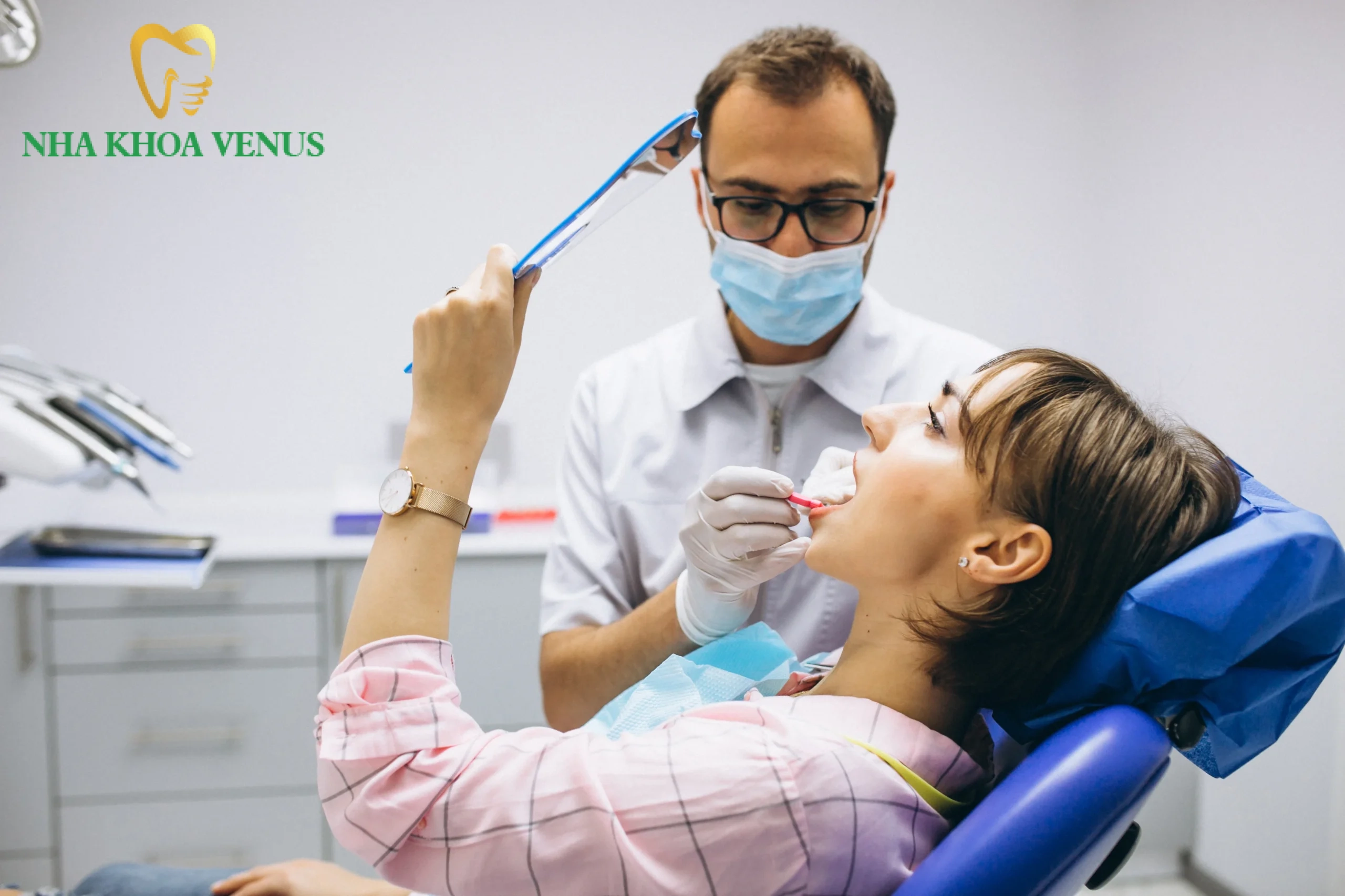Bác sĩ Hà Minh Tuấn khám tư vấn chỉnh hình mặt lệch