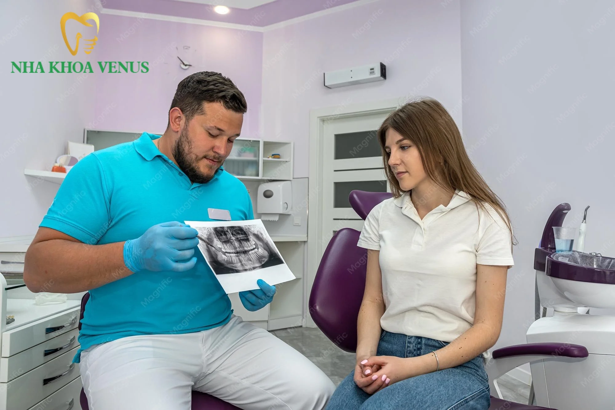 Bác sĩ Hà Minh Tuấn tư vấn kế hoạch chăm sóc răng miệng toàn diện cho khách hàng tại Nha Khoa Venus