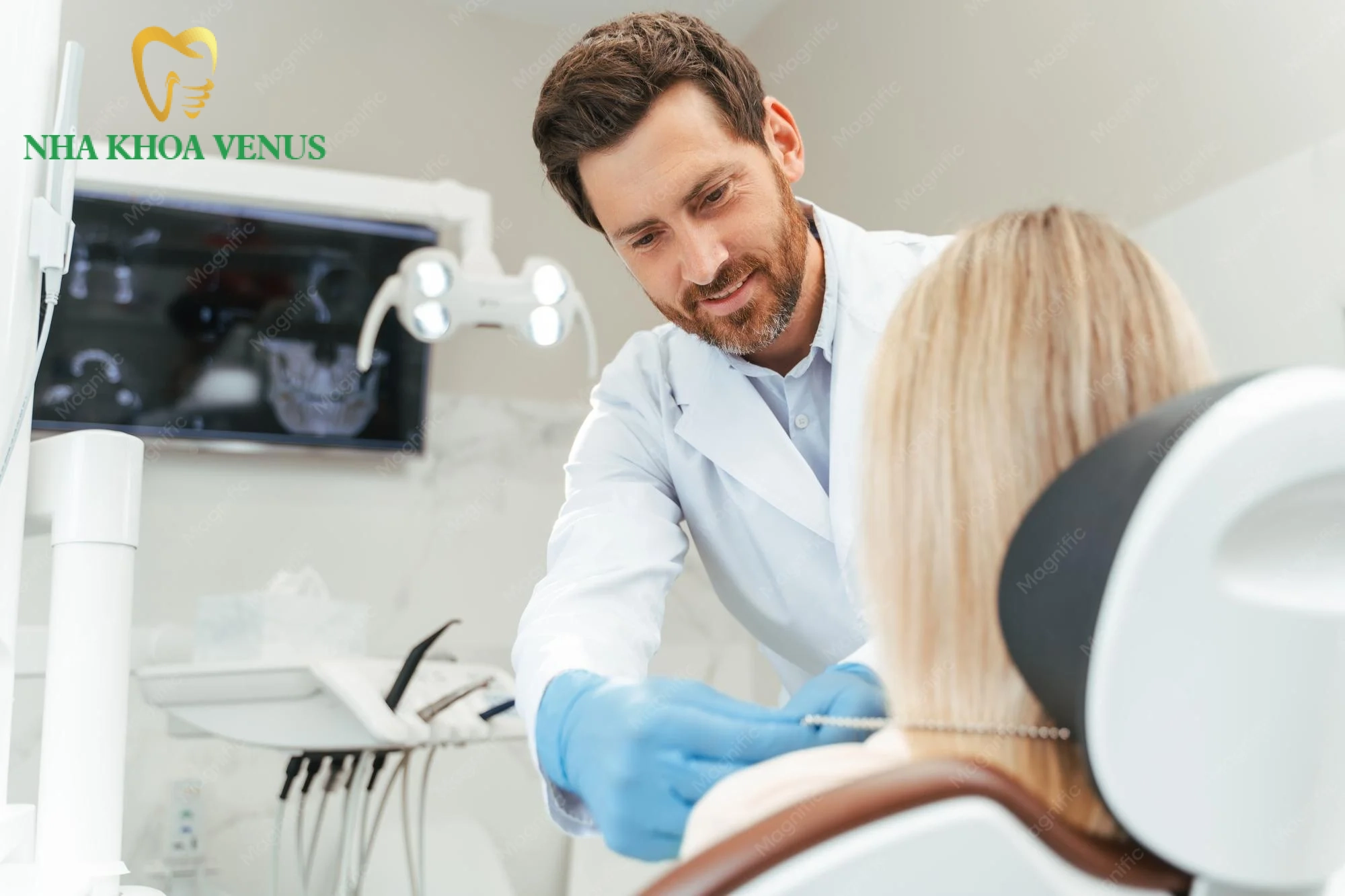 Bac si Ha Minh Tuan tu van bang gia khop noi Abutment Implant Titanium va Zirconia