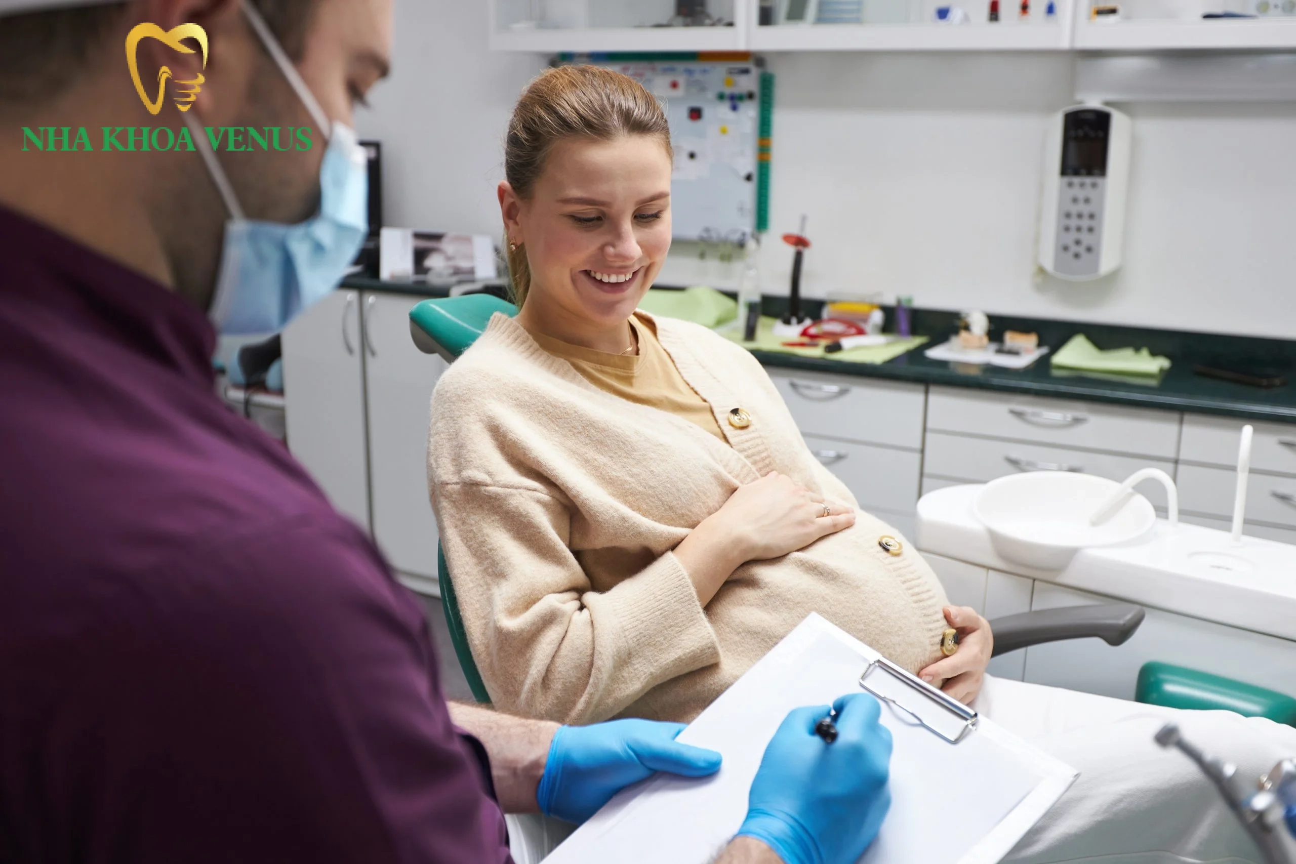 Bác sĩ Nha Khoa Venus thăm khám và tư vấn sức khỏe răng miệng cho phụ nữ mang thai